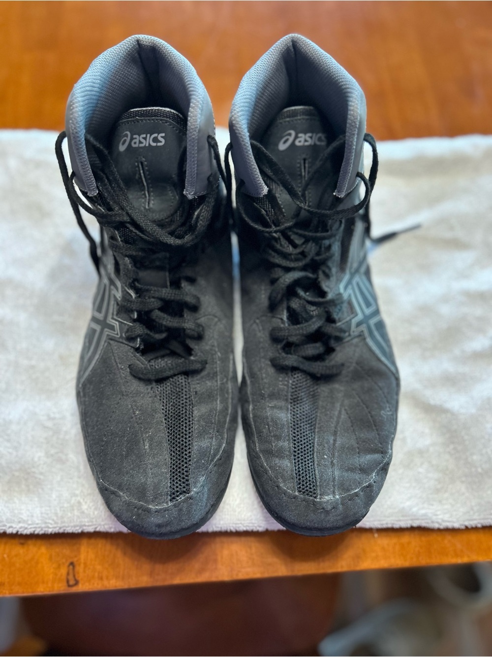 ASICS Men’s Black and Gray High-Top Athletic wrestling Shoes size 11